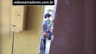Voyeur filme yon jèn koup kap fout jiskaske li dekouvri videyo